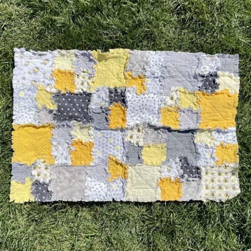 Bee Raggedy Quilt - Crib Size